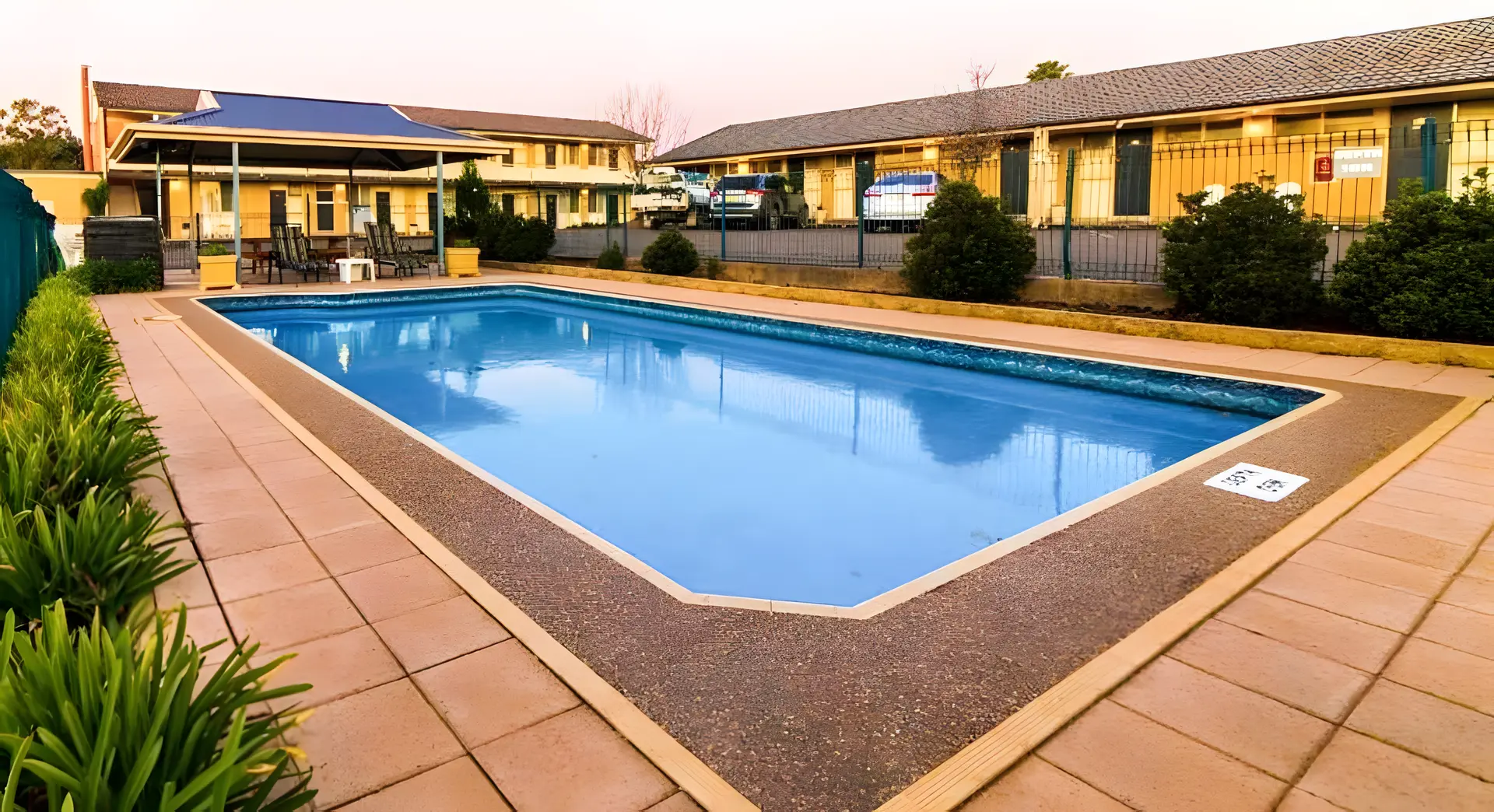 Country Gardens Motel