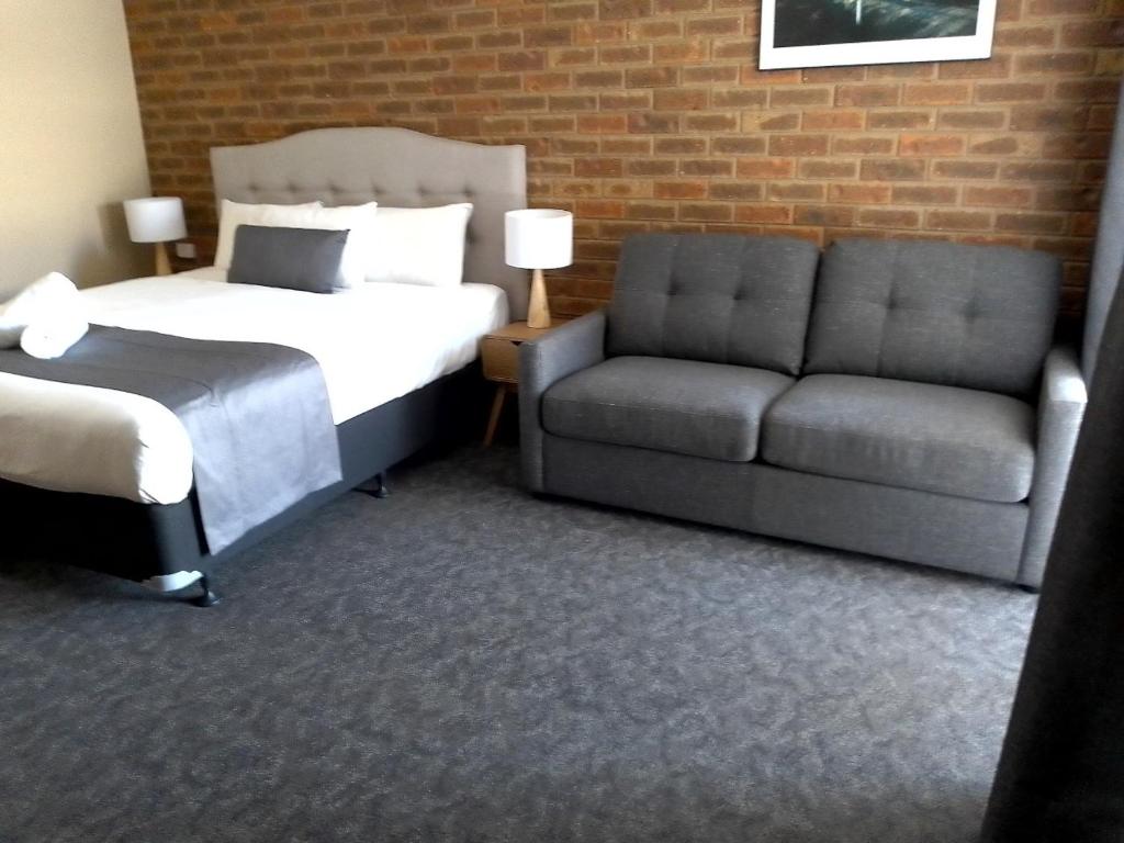 Comfort Queen with sofa