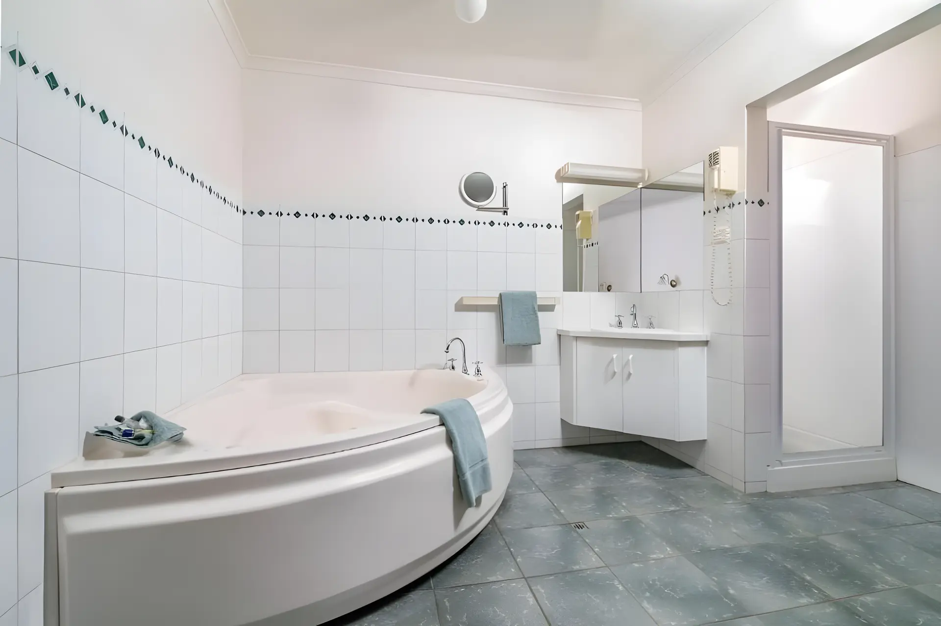 Spa Room - Queen & Single Bed