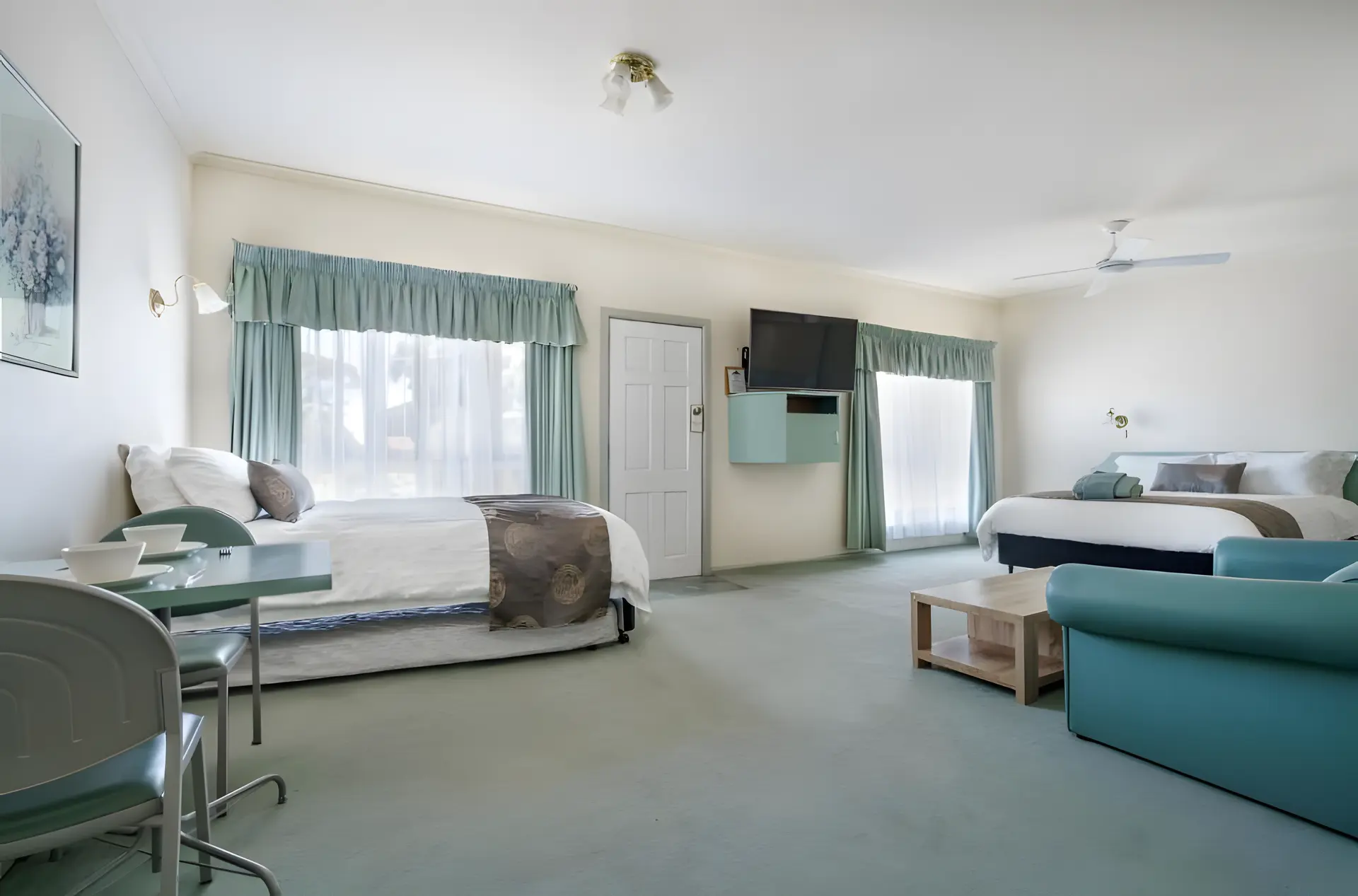 Spa Room - Queen & Single Bed