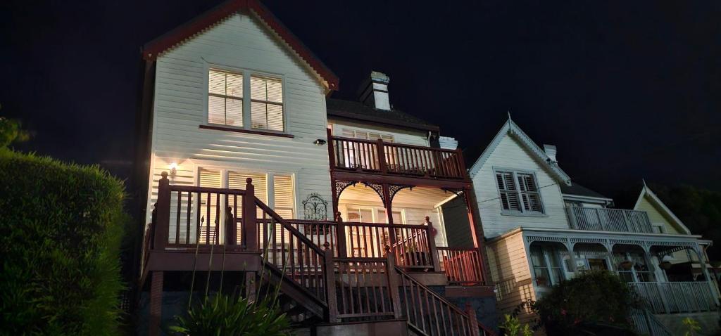 Mersey River Cottage