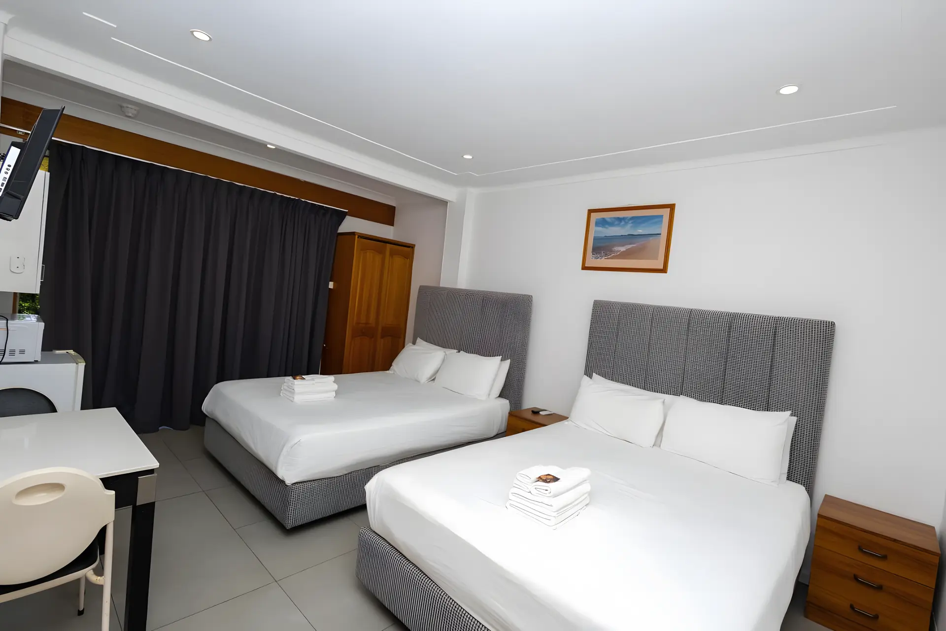 Double Plus 1 Queen Ensuite Room
