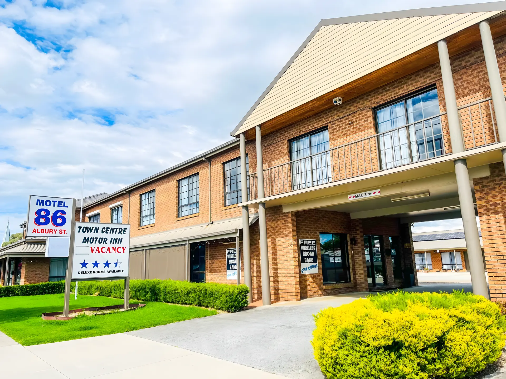 Holbrook Town Centre Motor Inn