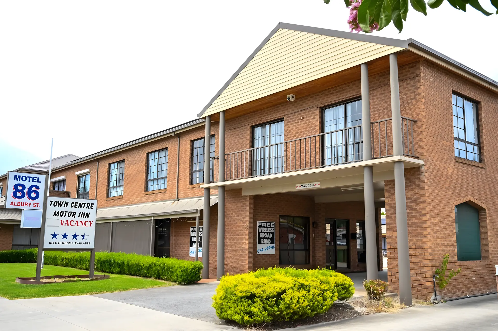 Holbrook Town Centre Motor Inn