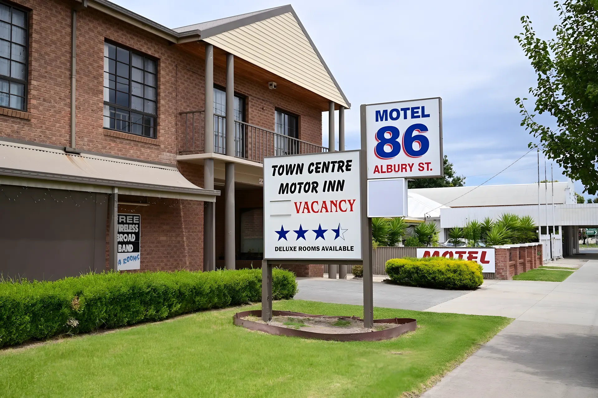 Holbrook Town Centre Motor Inn