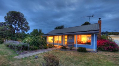 Castaway Cottage (2 Night Minimum)