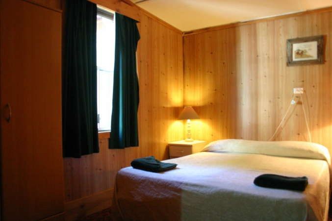 09. Cabin 2BR Self Contained With Fireplace Fits 4  (2N Min)