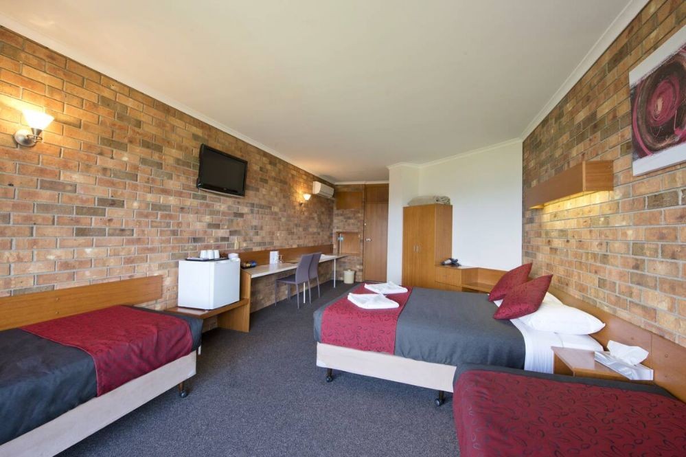 Oceanview Queen & 2 Singles