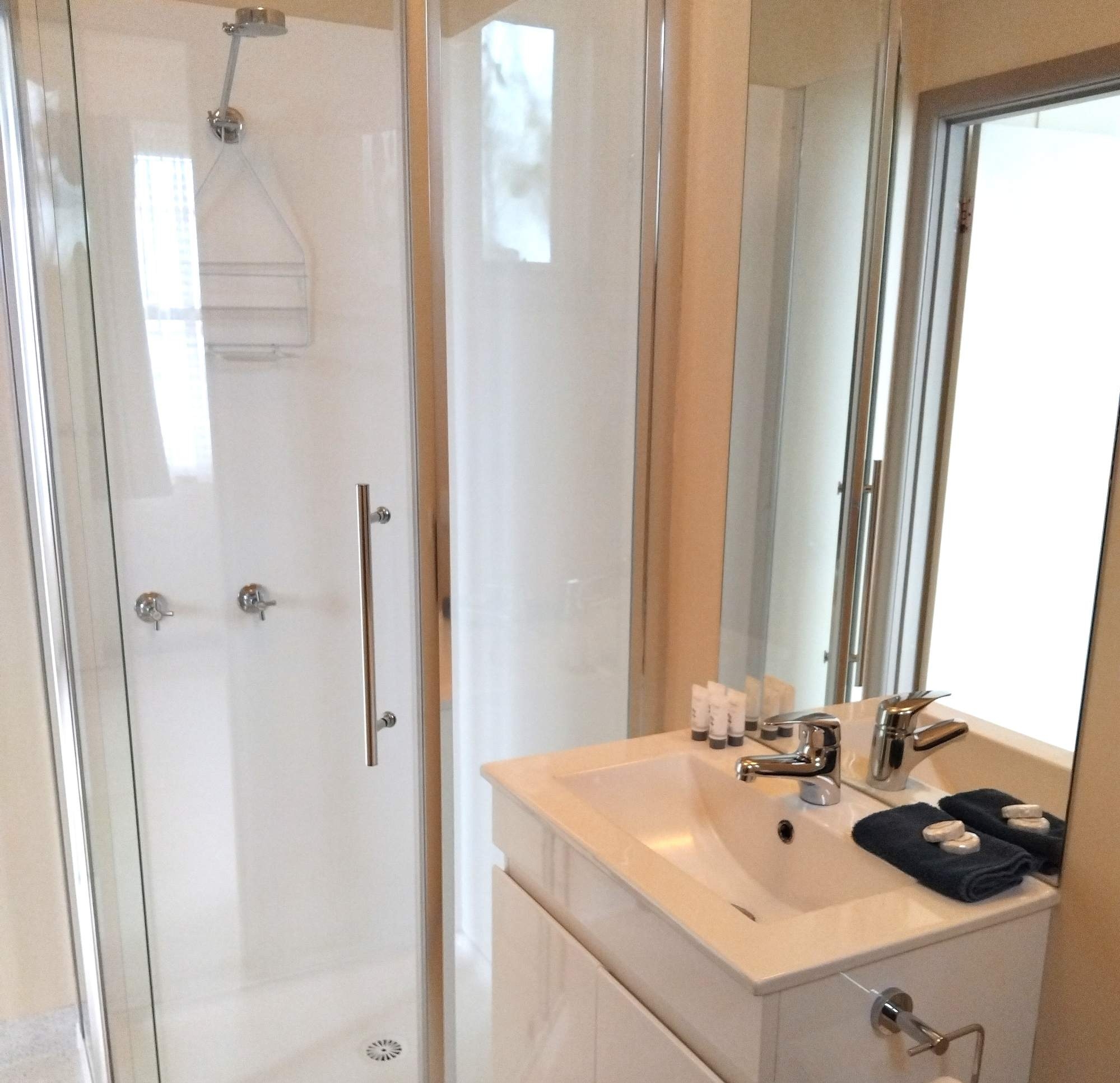 2 Bedroom Apartment(1Q,1S )