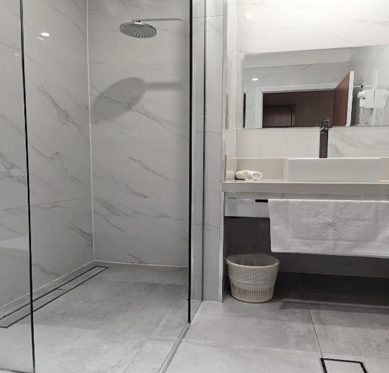 TWIN ROOM