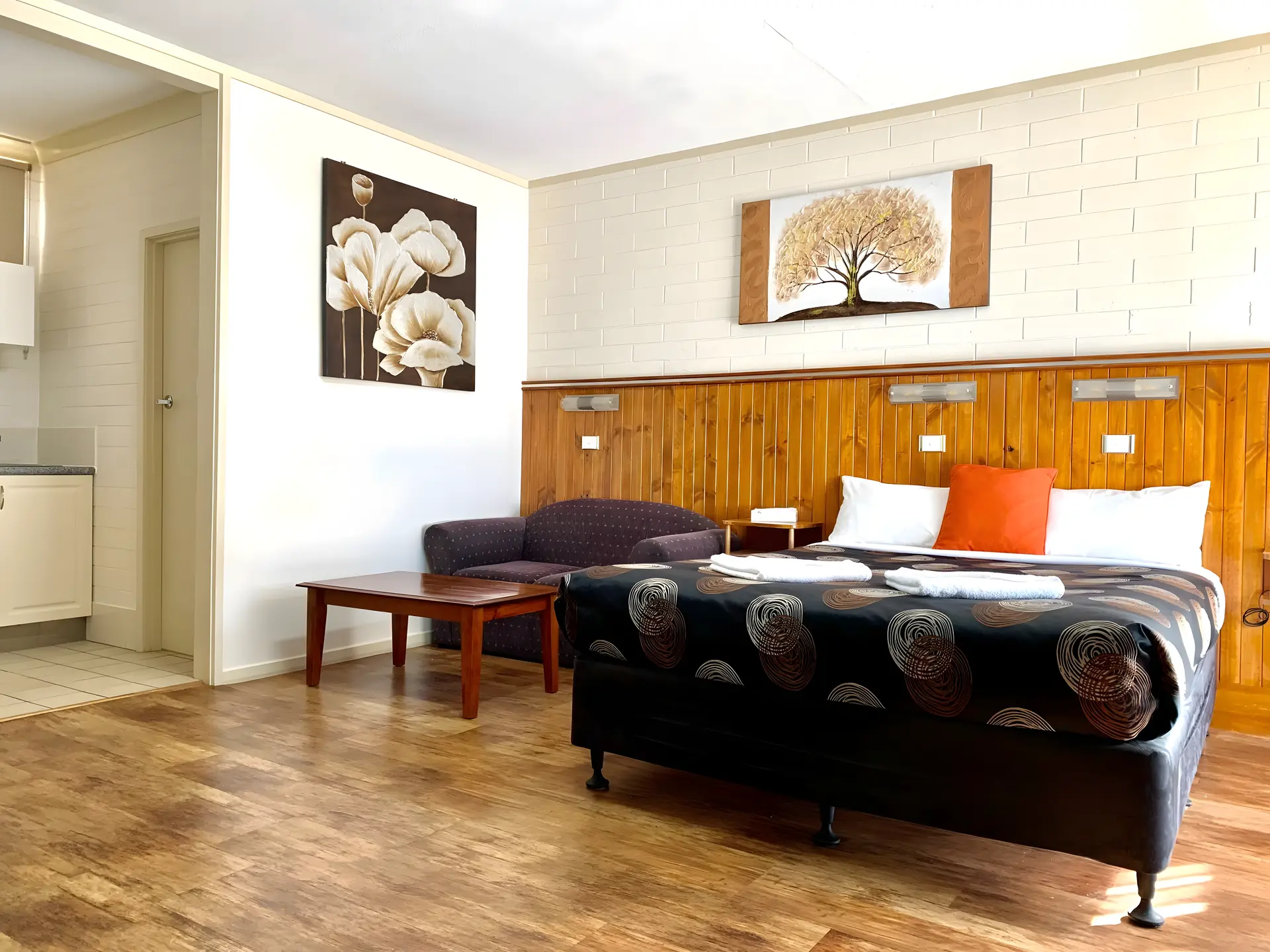 Deluxe Queen with Kitchenette