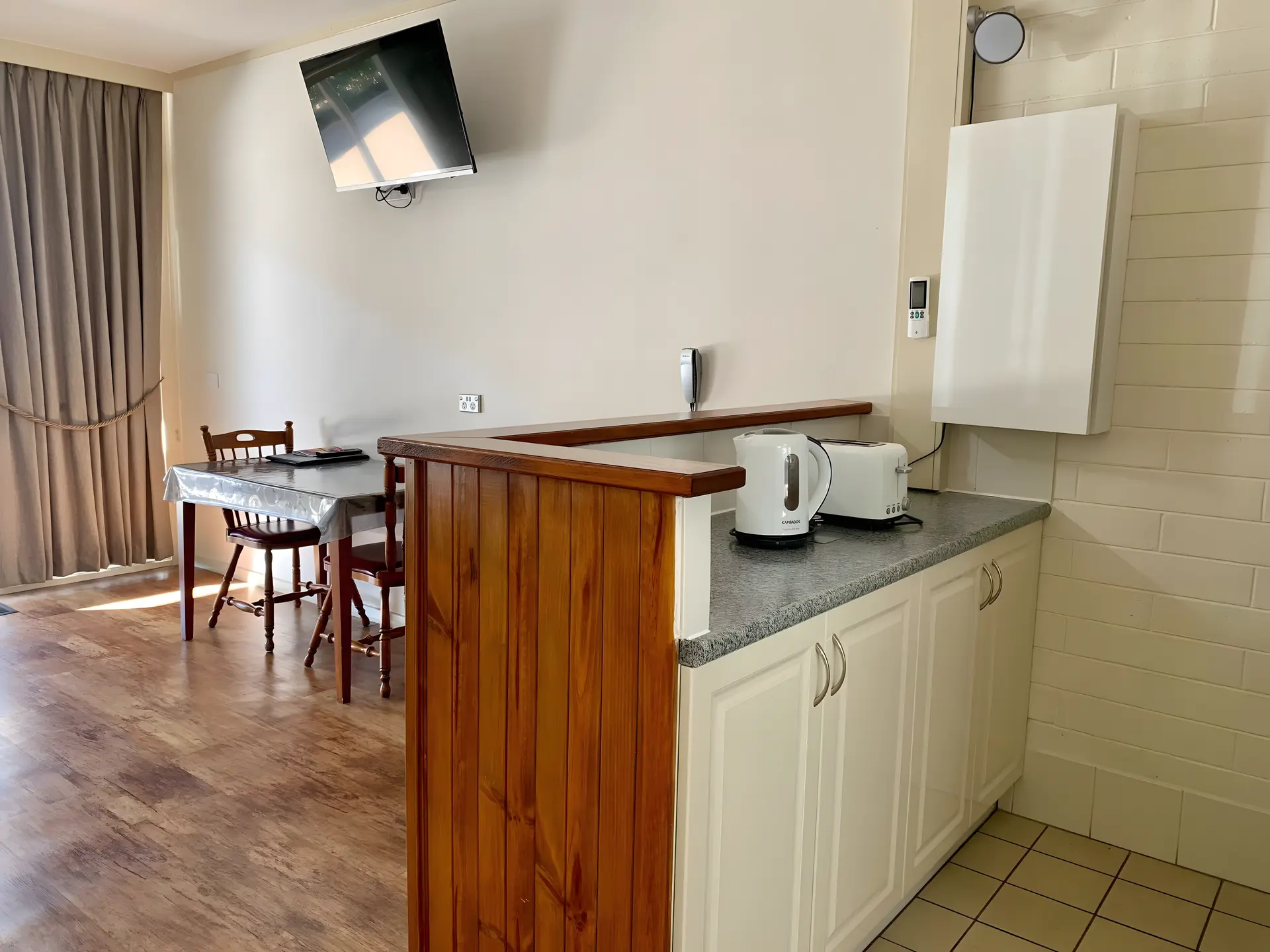 Deluxe Queen with Kitchenette