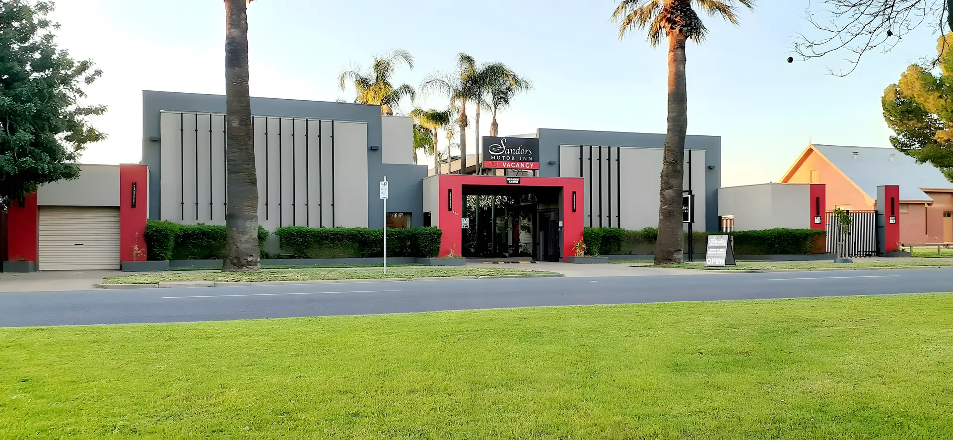 Sandors Motor Inn