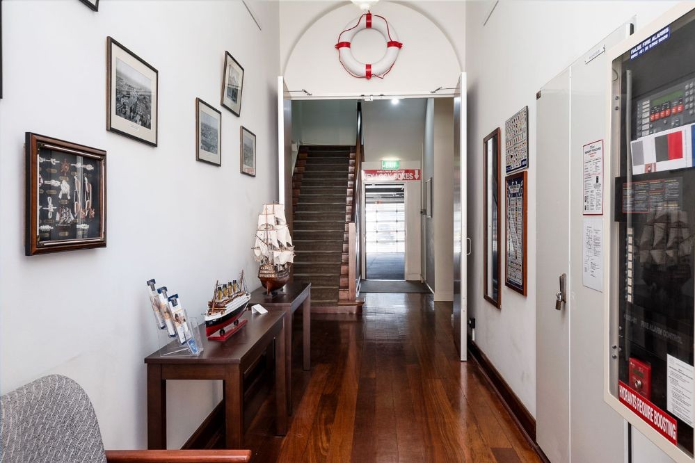 Super Studio 1 Bed (Q) With 2 Courtyard Balconies No 1