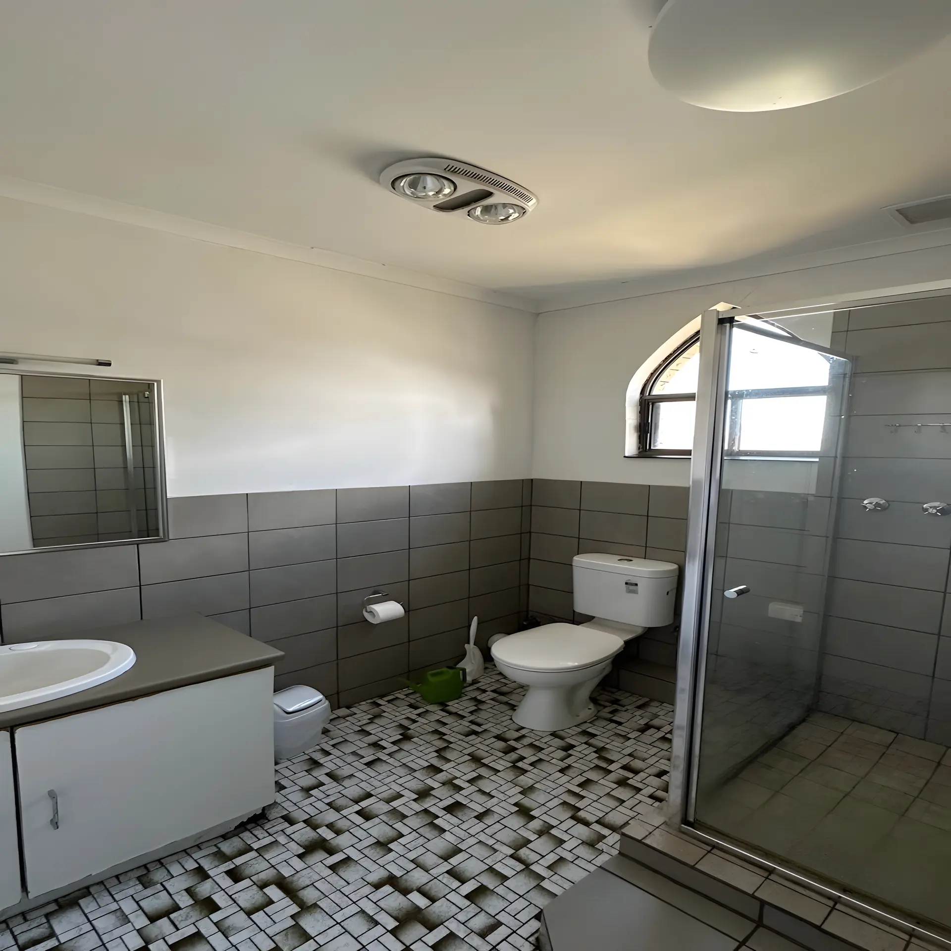 Three Bedroom Apartment (Upstairs)