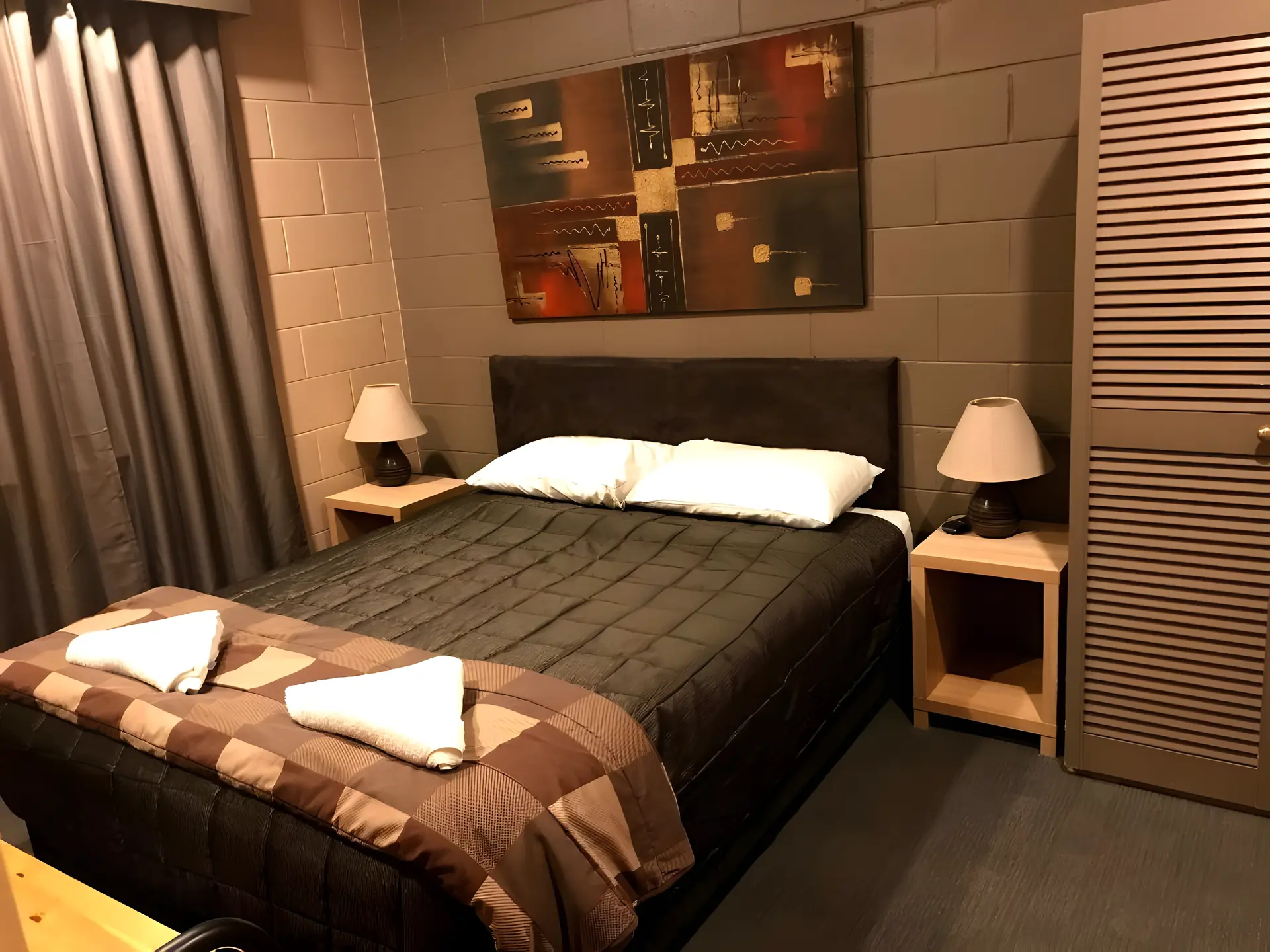 Lodge Queen  Room