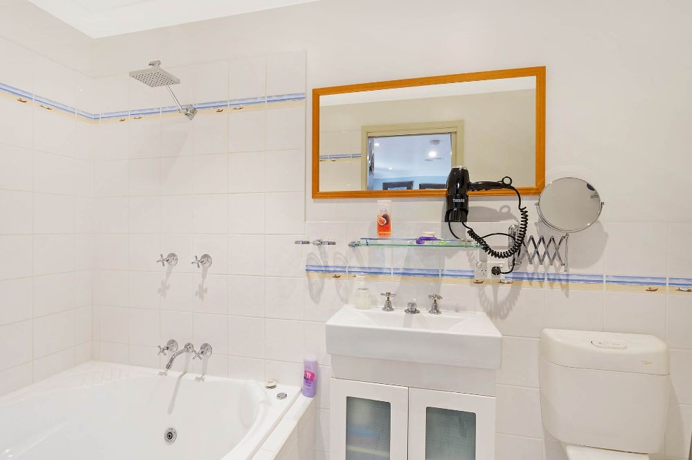 King Bed With Spa B/Fast Pvt Veranda