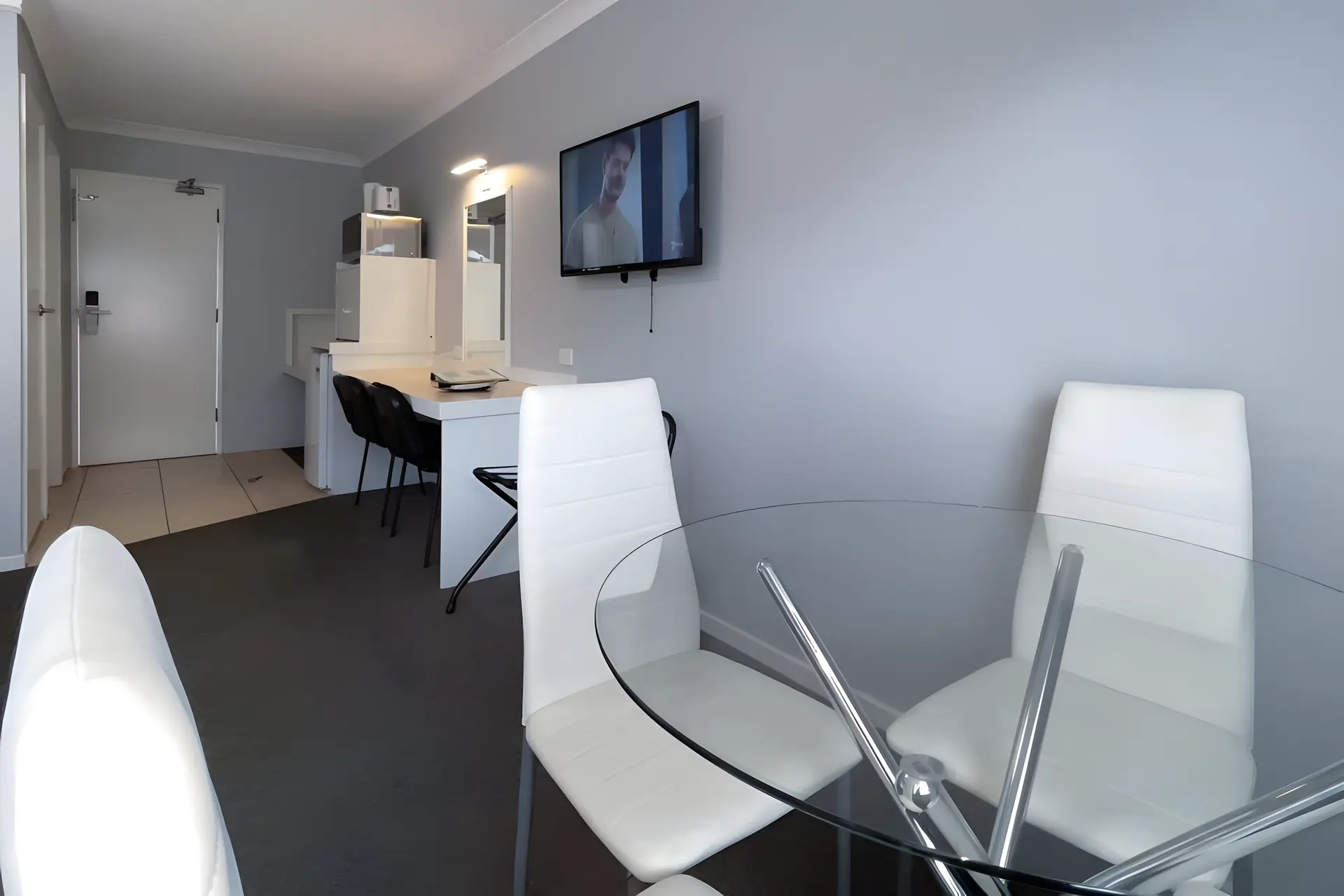 Family Room Q+3 (2 Bedroom)