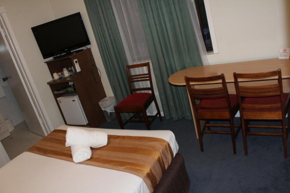 Queen Budget Weekly Rate Non Refundable