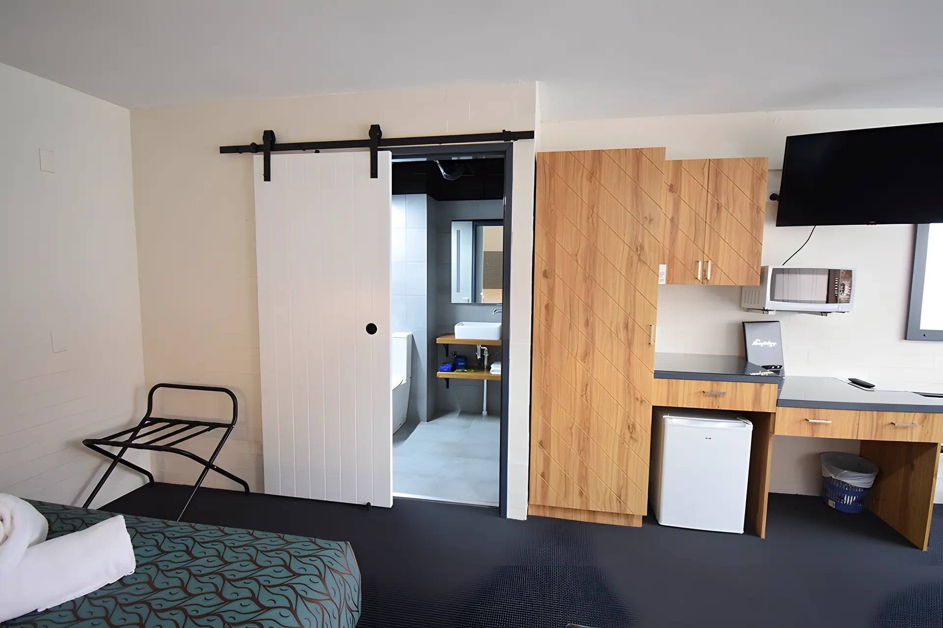 DELUXE Queen Room Downstairs
