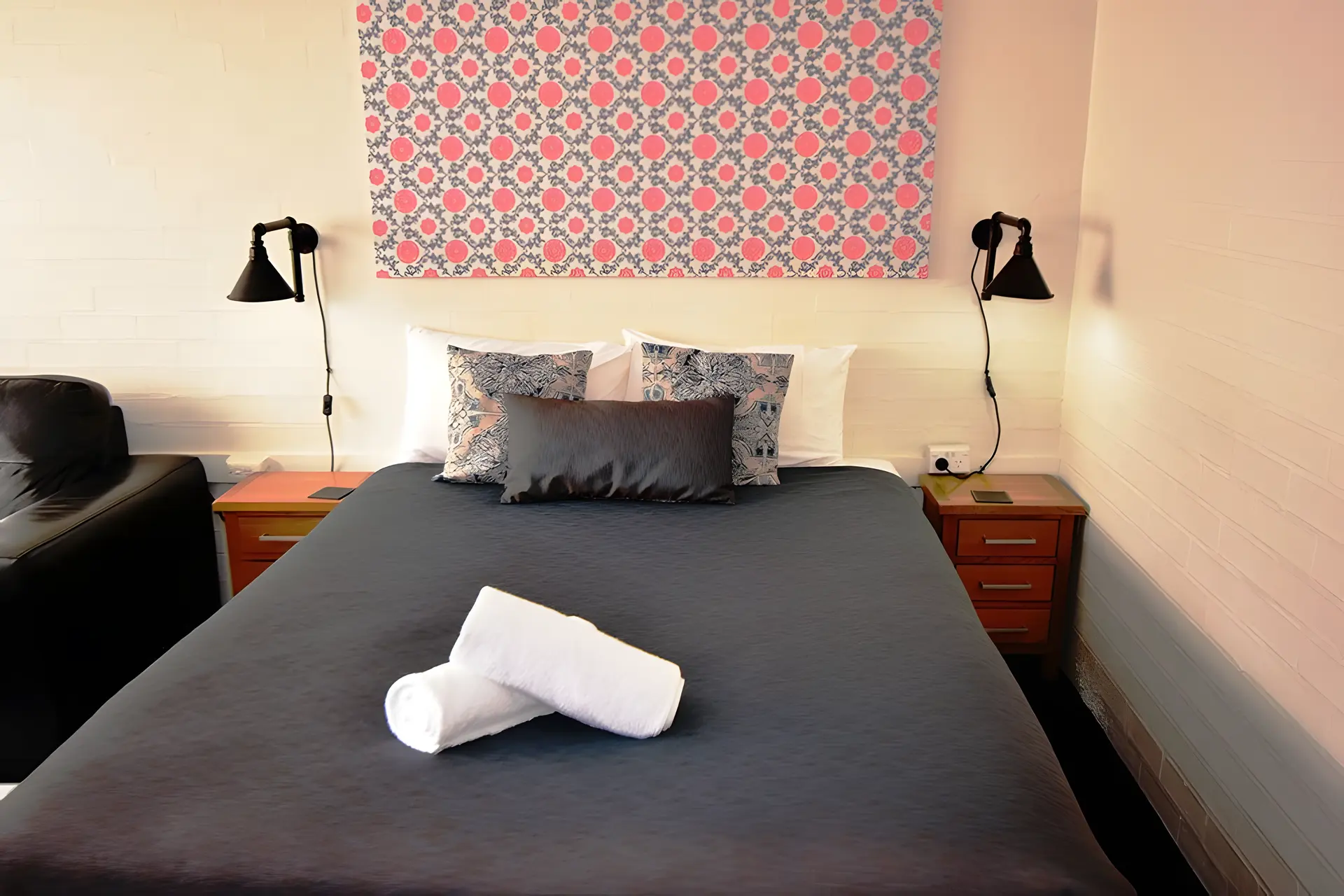 DELUXE Queen Room Downstairs