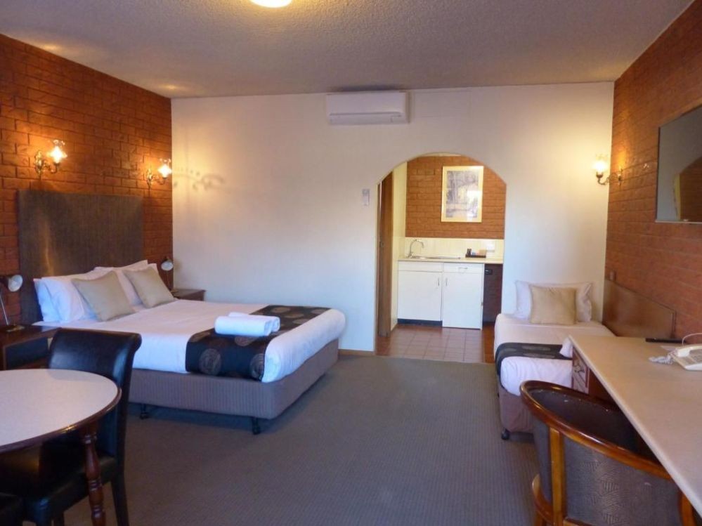 Deluxe Studio, Queen & 2 Singles