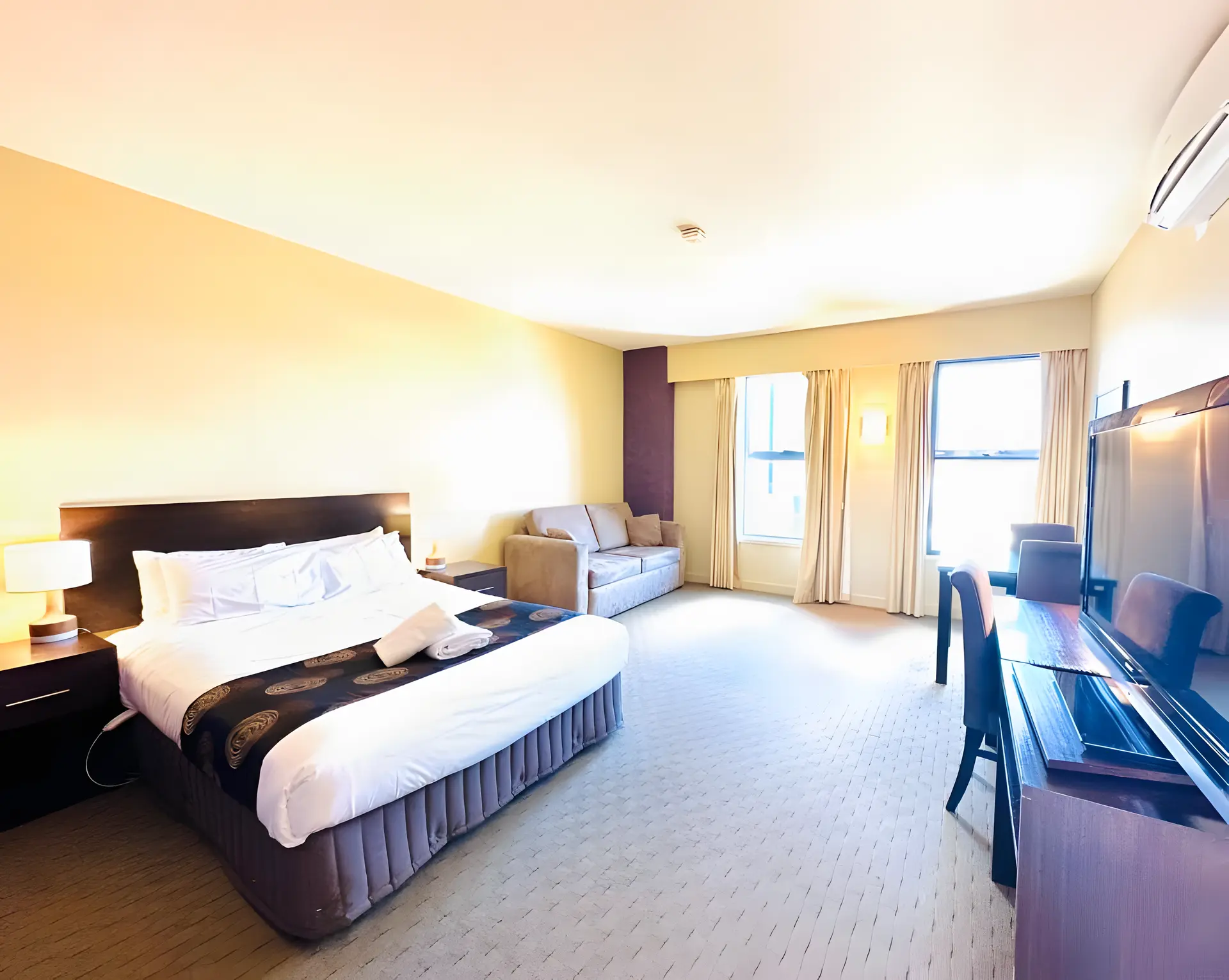 Deluxe Queen Suite
