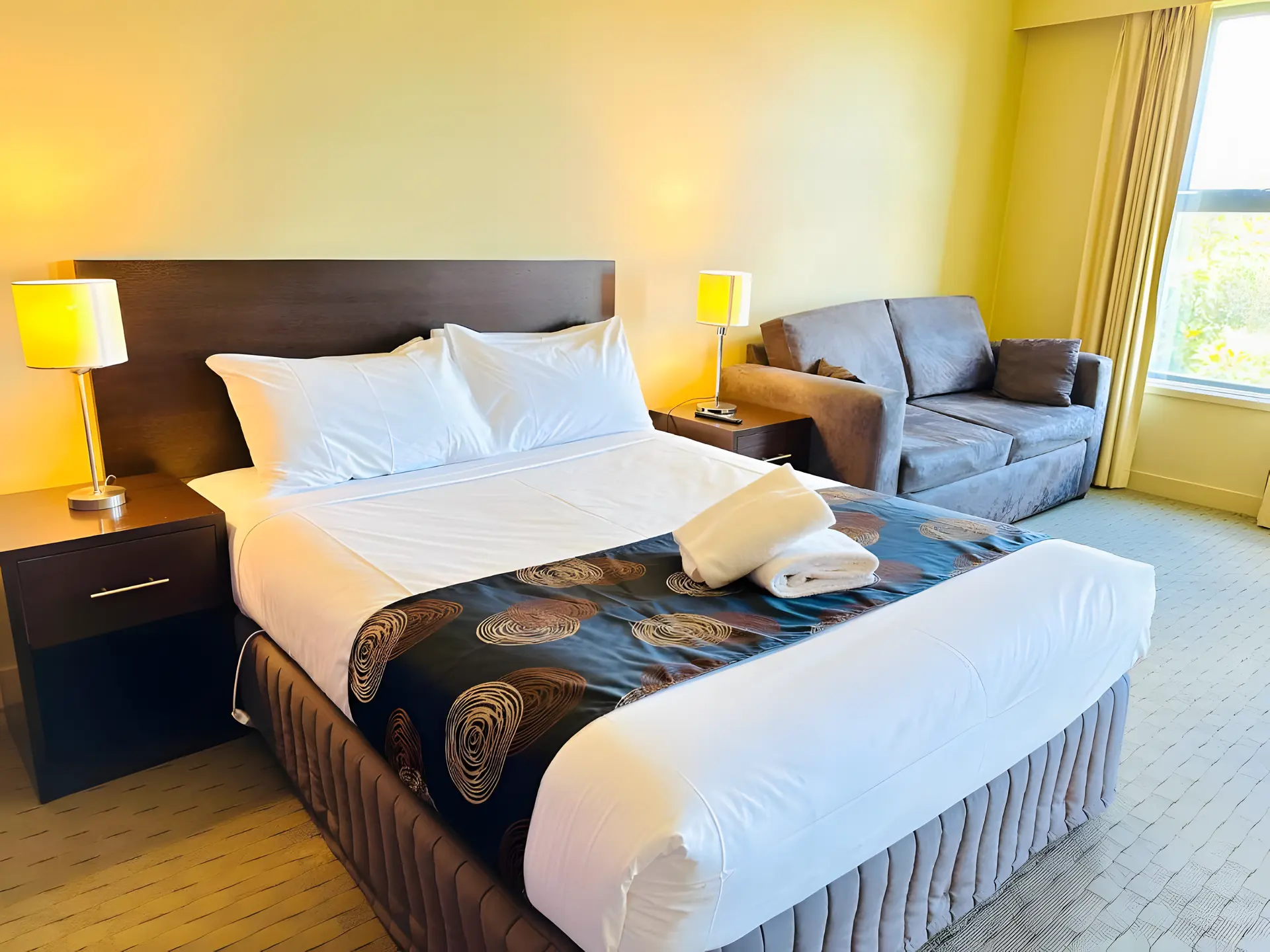 Deluxe Queen Suite
