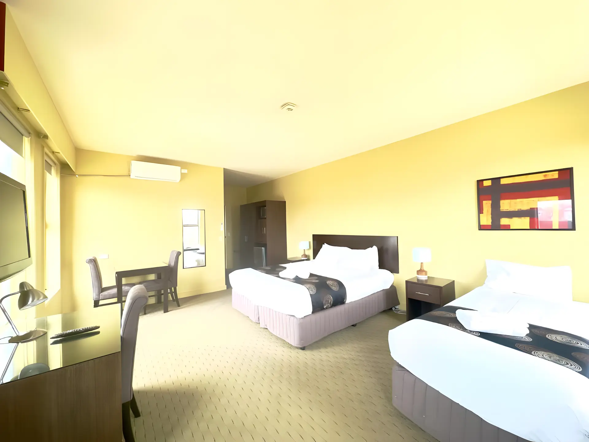 Family Suite With 1 Queen & 1 Single