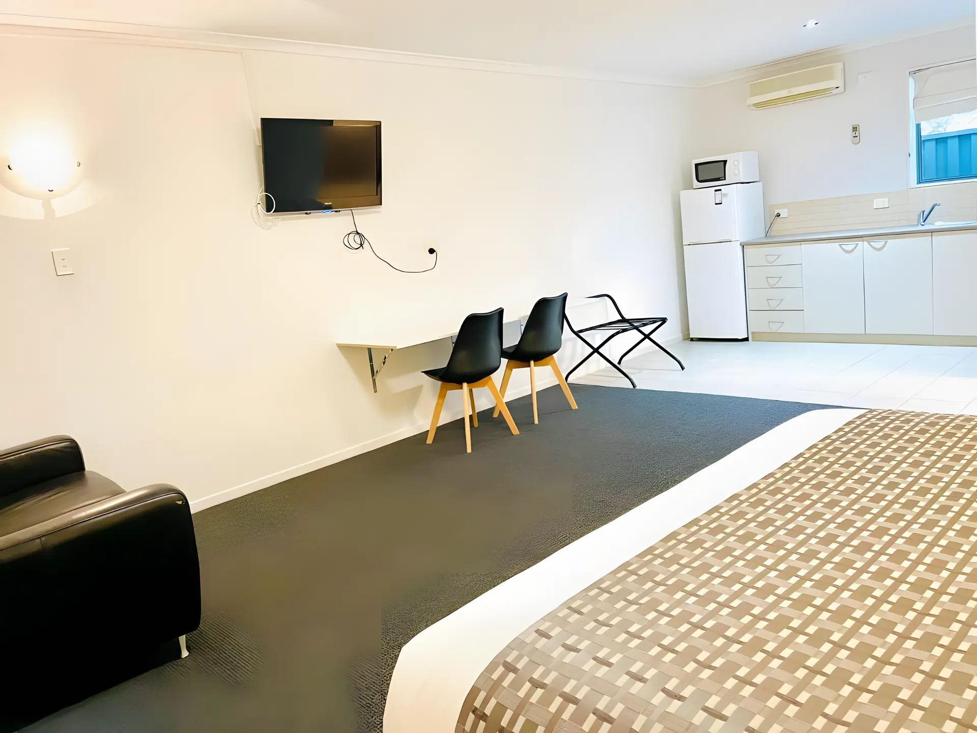 Deluxe Queen Studio With Kitchenette, Ground Floor – Non-smoking
