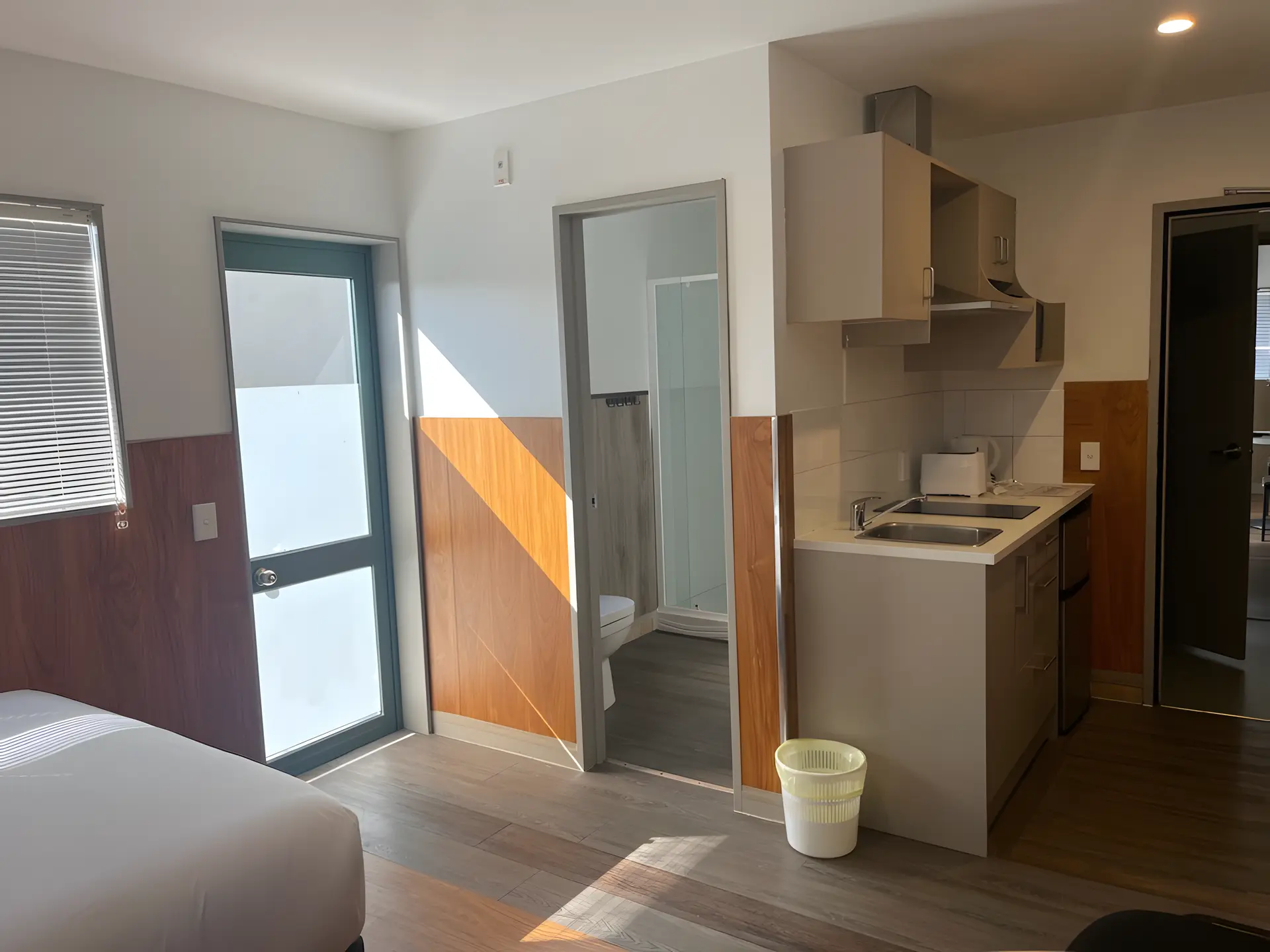 Studio with Private Bathroom/Kitchenette/Balcony Room