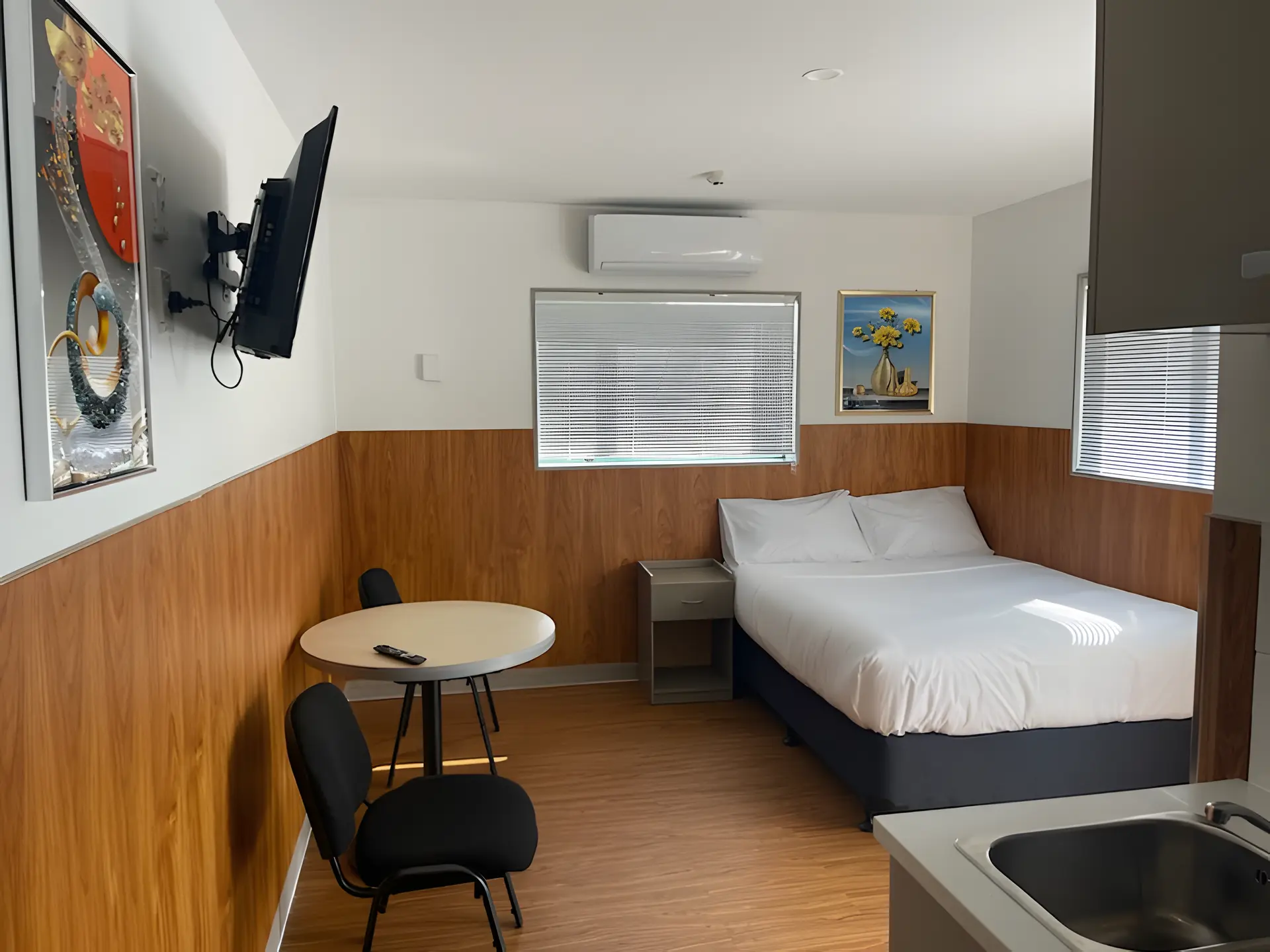 Studio with Private Bathroom/Kitchenette/Balcony Room