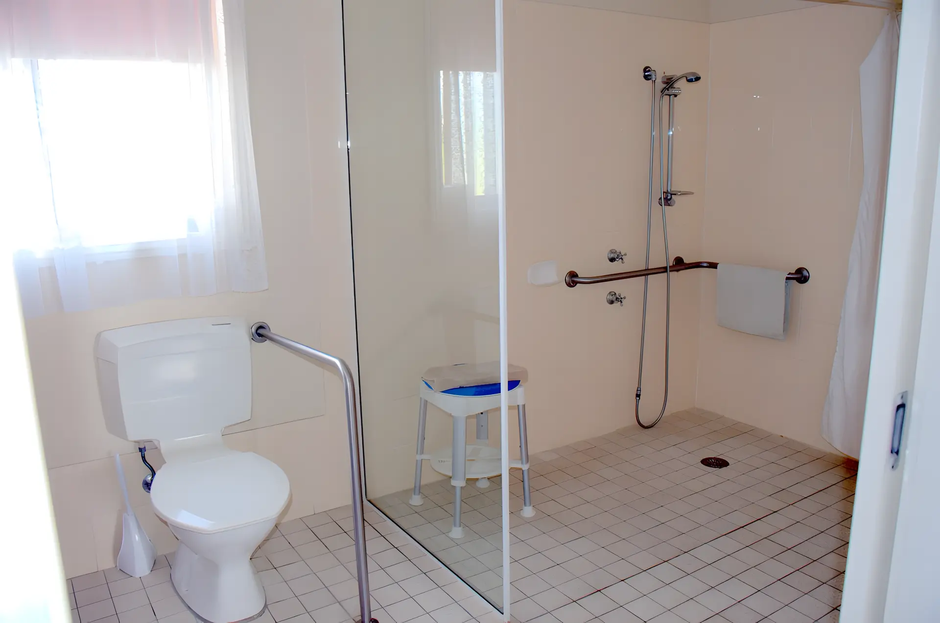 Deluxe Disabled Room - 1 Queen 1 Single
