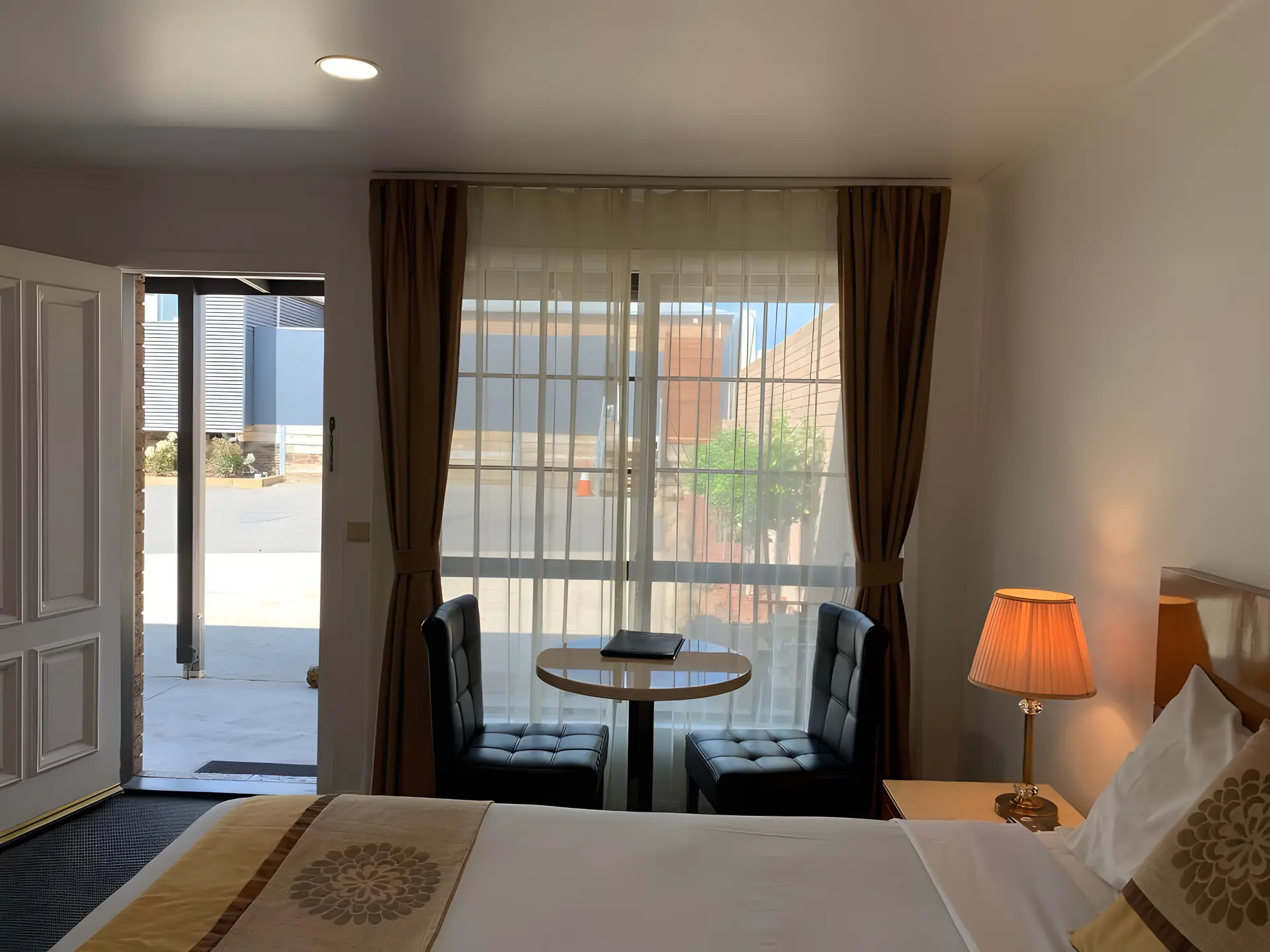 Family Two-Bedroom with Spa - 1 Queen 2 Singles