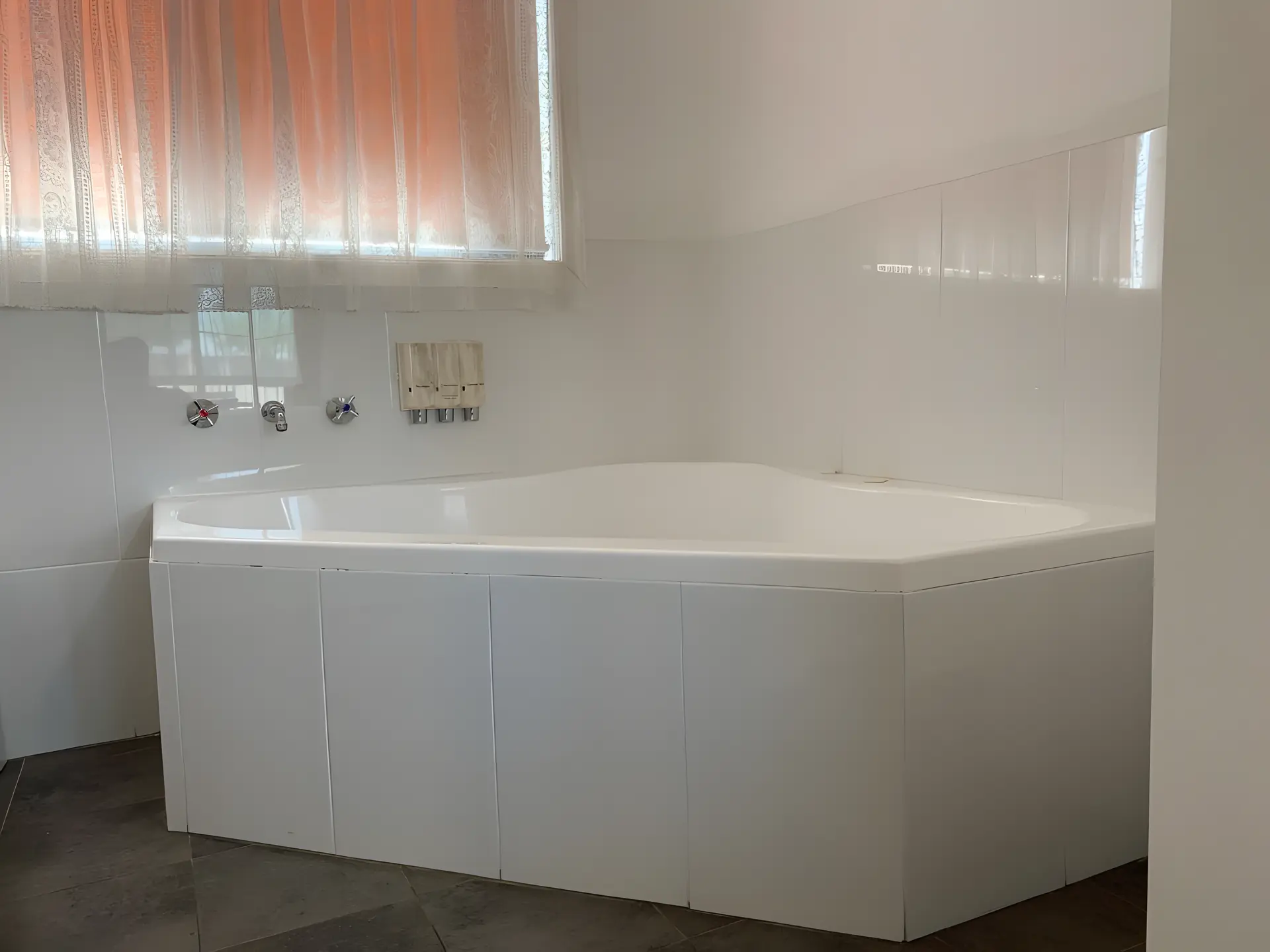 Family Two-Bedroom with Spa - 1 Queen 2 Singles