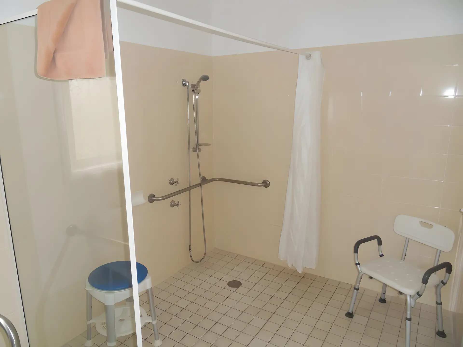 Deluxe Disabled Room - 1 Queen 1 Single