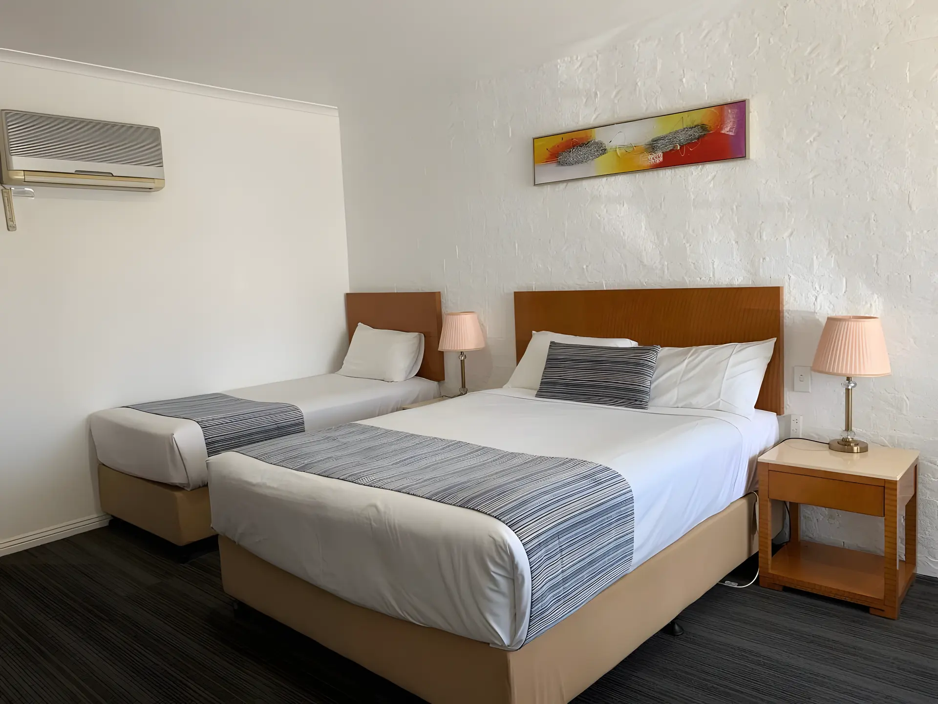 Deluxe Disabled Room - 1 Queen 1 Single