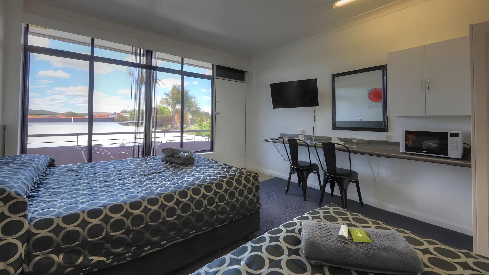 Twin Swans Motel