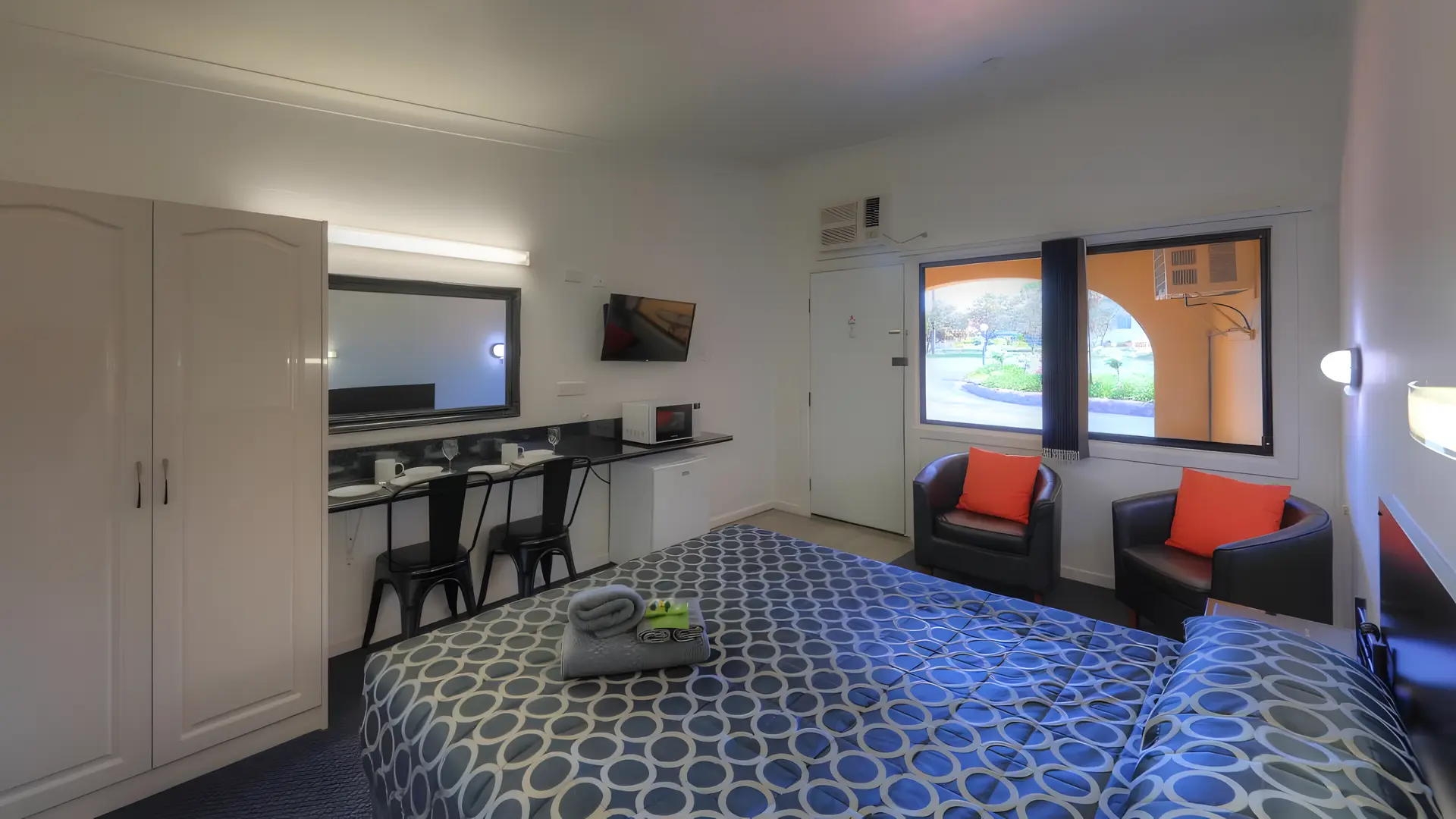 Twin Swans Motel