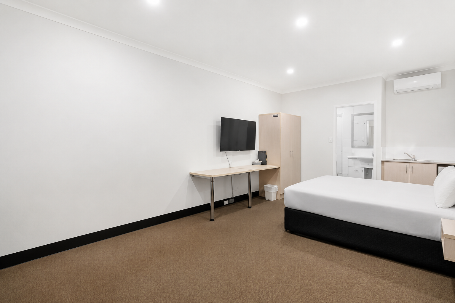 Deluxe Queen Room with Spa Bath