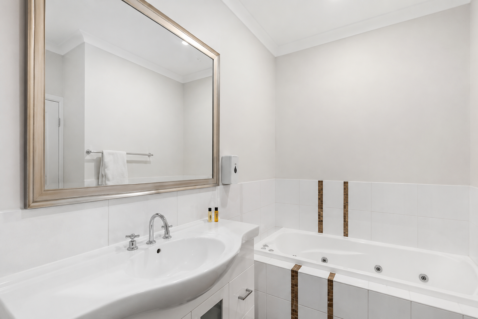 Deluxe Queen Room with Spa Bath