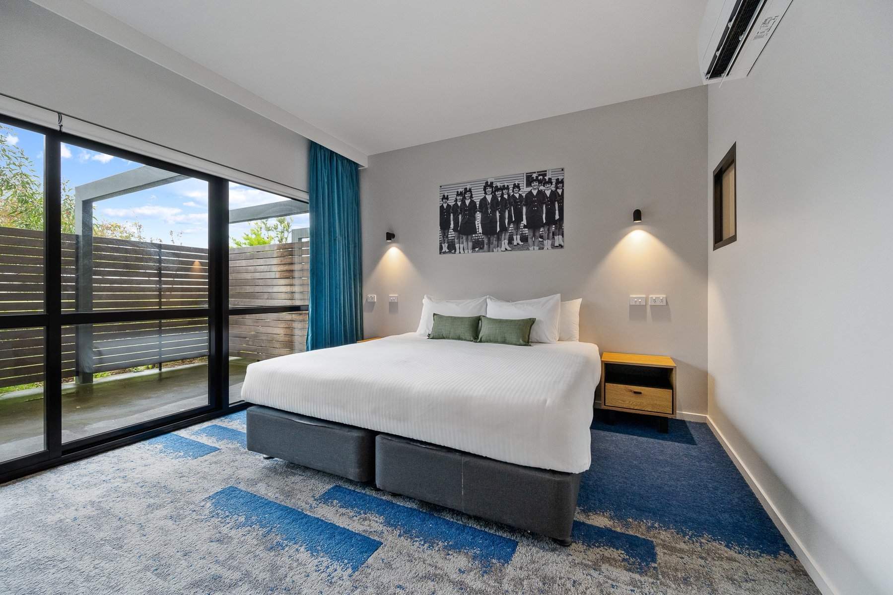 King/Twin With Courtyard