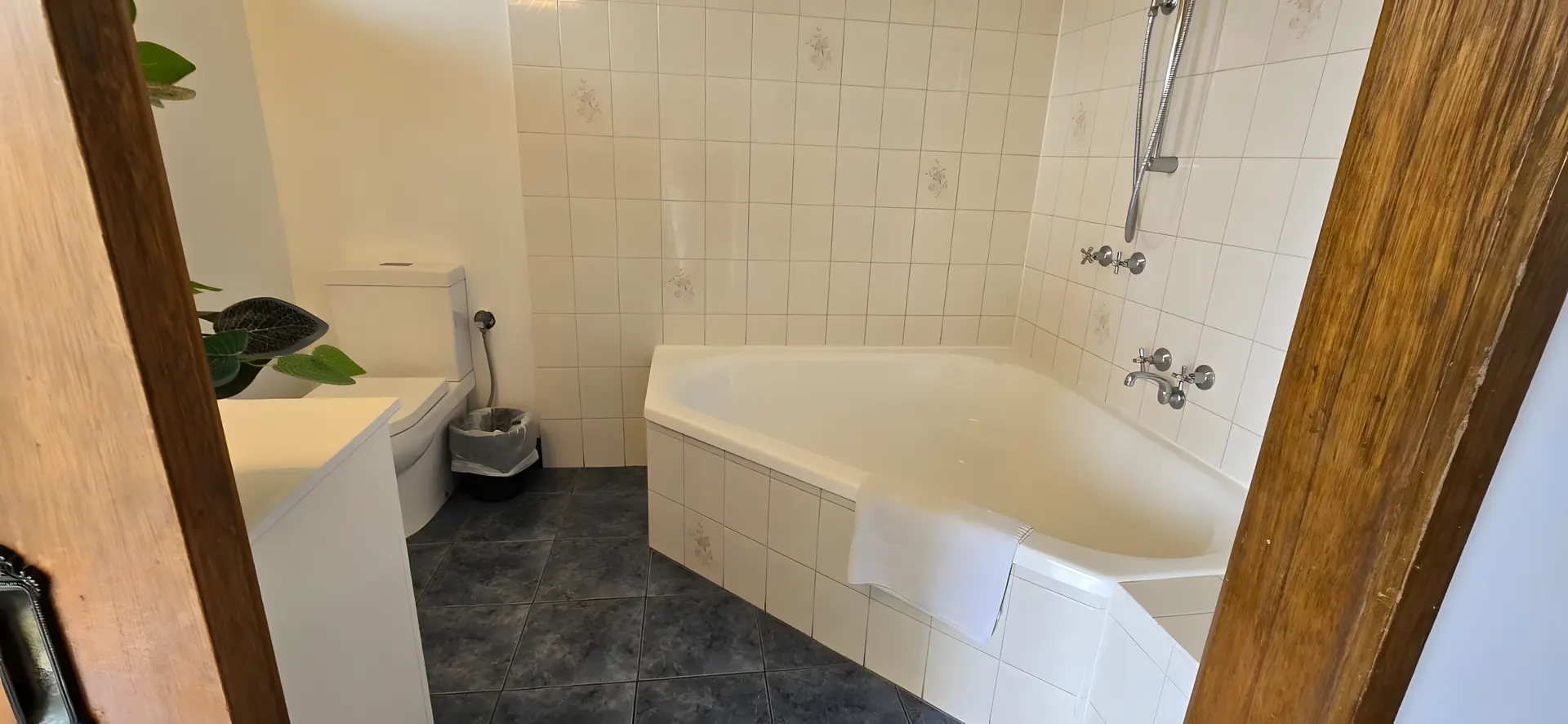 Deluxe Queen Room with Spa Bath