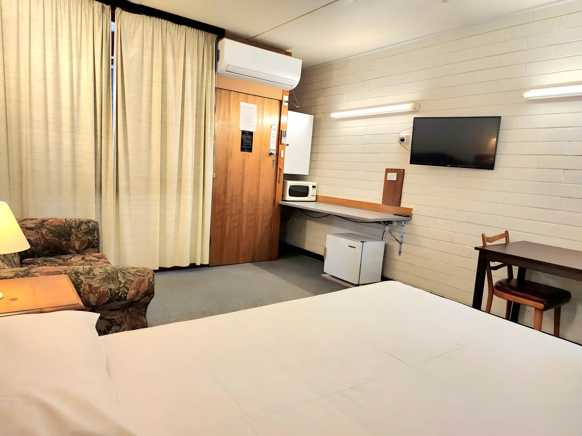Queen Room- Pet Friendly