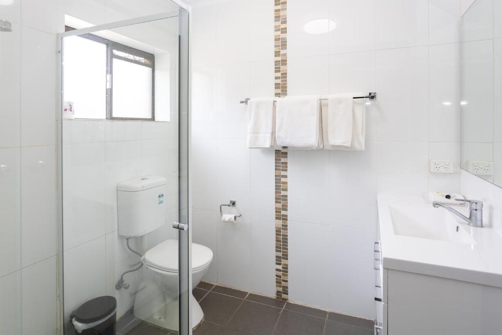 D 2 Bedroom Suite Queen + 2 Single