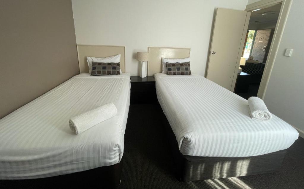 D 2 Bedroom Suite Queen + 2 Single