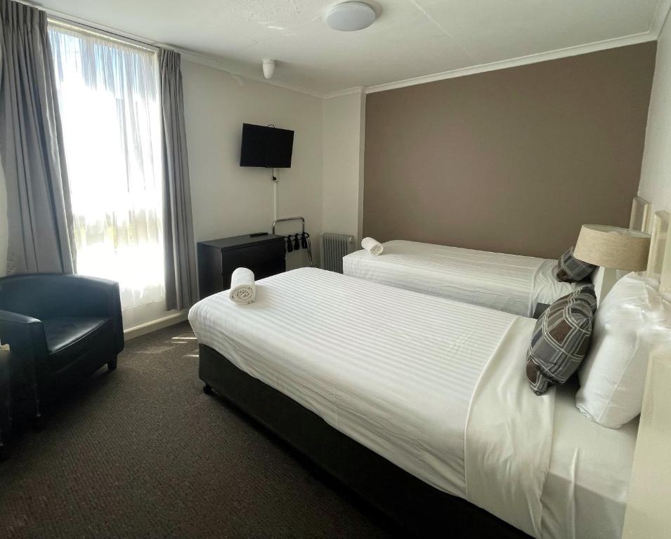 D 2 Bedroom Suite Queen + 2 Single