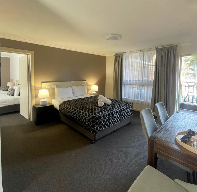 D 2 Bedroom Suite Queen + 2 Single