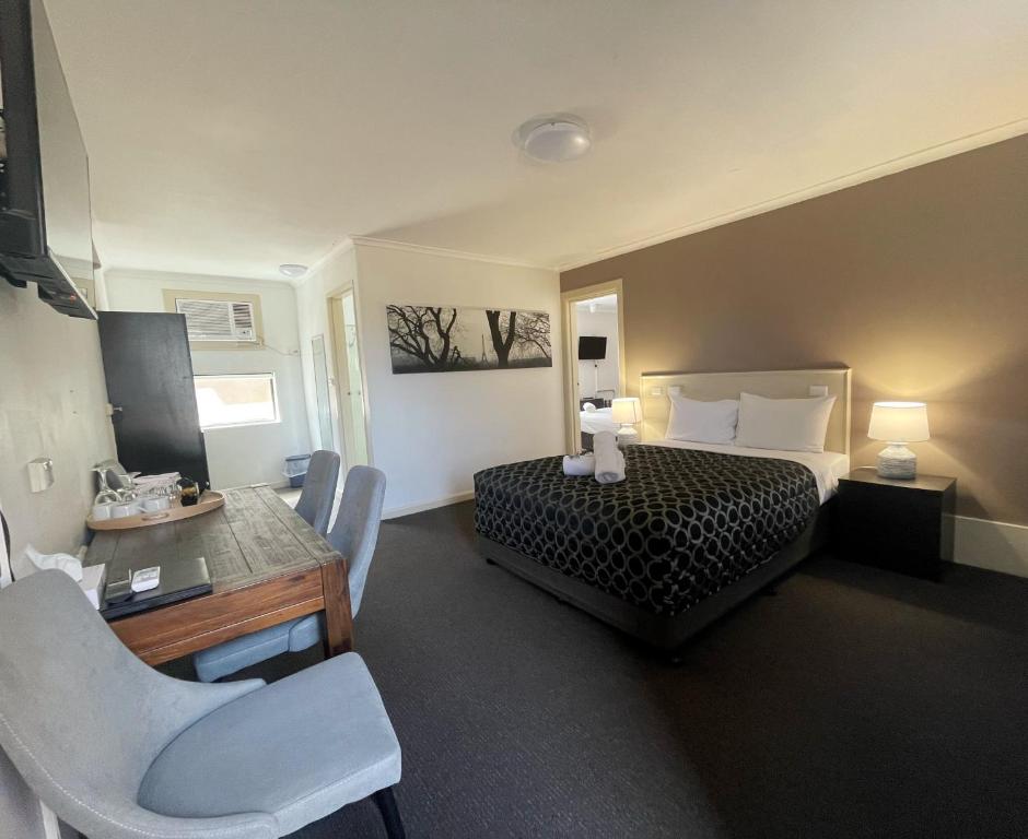 D 2 Bedroom Suite Queen + 2 Single