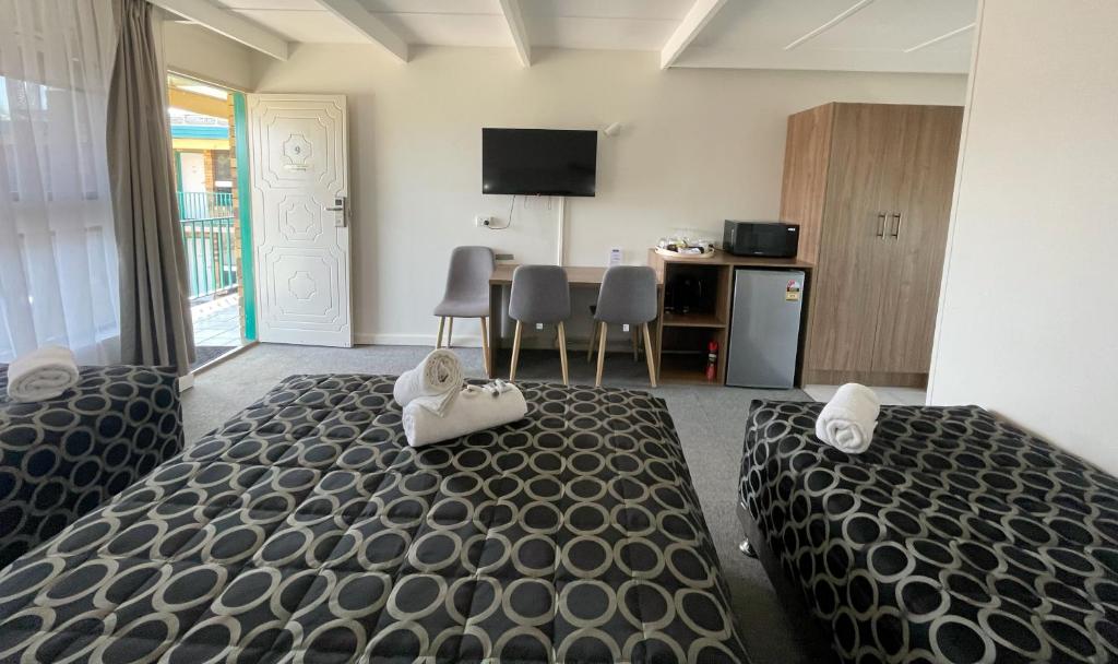 E Family Room Double + 2 Single